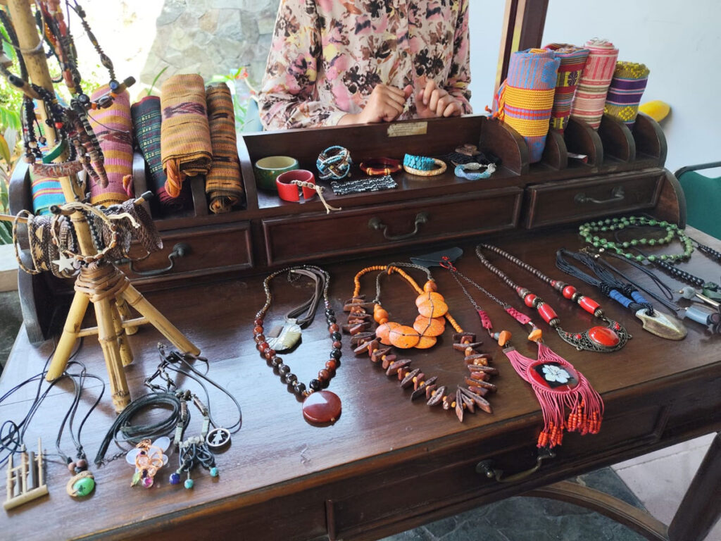 Produk-produk lokal yang dipasarkan dalam pasar garasi pemulihan