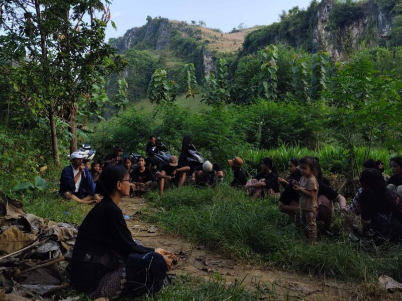 Silaturrahmi ke Pati, ke tempat mbak Gunarti, Sedulur Sikep. Melihat padi mulai di panen pada sawah-sawah di sepanjang Sukolilo ke Maitan, perbatasan Pati dengan Kabupaten Blora. Kini banyak petani menggunakan combet, mesin panen yang membuat batang padi yang tersisa tak bisa tumbuh kembali. Biasanya, pada pertumbuhan padi kedua, perempuan yang mengasak (memanen sisa) bulir padi [&hellip;]