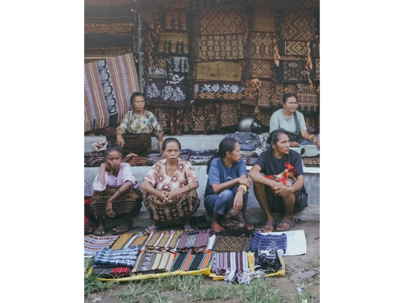 Beban Ganda Perempuan Penenun