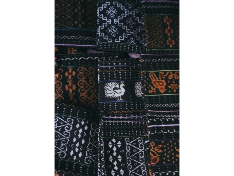 Motif Tenun Ikat: Ekspresi dan Identitas Perempuan